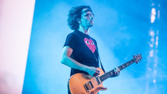 Der Sänger und Gitarrist Steven Wilson 2018 bei einem Konzert in Italien. © dpa picture alliance Foto: Alessandro Basio