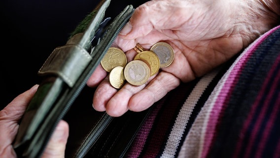 Eine ältere Dame zählt das Geld aus ihrem Portemonnaie ab. © picture alliance/dpa | Matthias Balk Foto: Matthias Balk