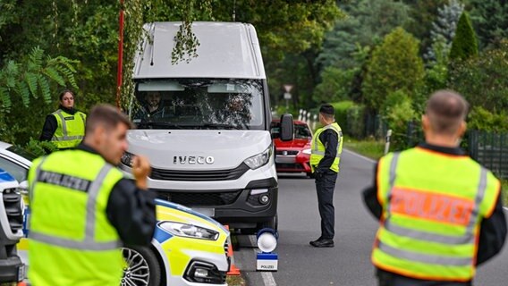 Polizeibeamte überprüfen einen Kleintransporter bei einer Kontrolle gegen Schleuserkriminalität. © picture alliance/dpa Foto: Patrick Pleul