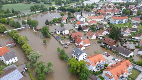 Teile von Reichertshofen in Bayern sind vom Wasser überflutet. © picture alliance/dpa Foto: Sven Hoppe