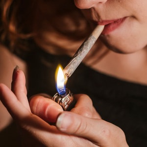 Junge Frau raucht Marihuana © Westend61 / photocase.de 