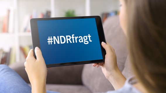 Eine Frau schaut auf einen Monitor mit dem Schriftzug "#NDRfragt" (Montage) © Colourbox 