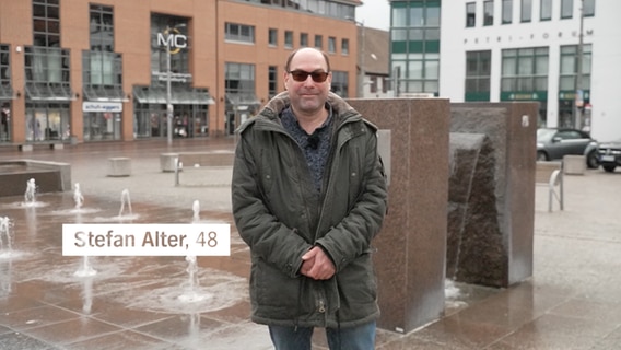 Stefan Alter steht in der Ratzeburger Innenstadt. © NDR 