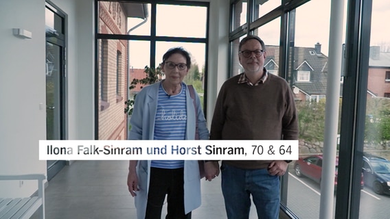 Ilona Falk-Sinram und Horst Sinram schauen in die Kamera. © NDR 