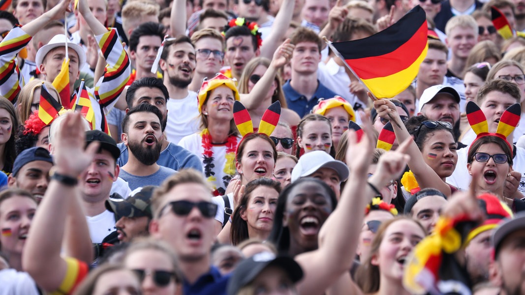 Hamburg: Tausende Fans fiebern während eines Public Viewings.