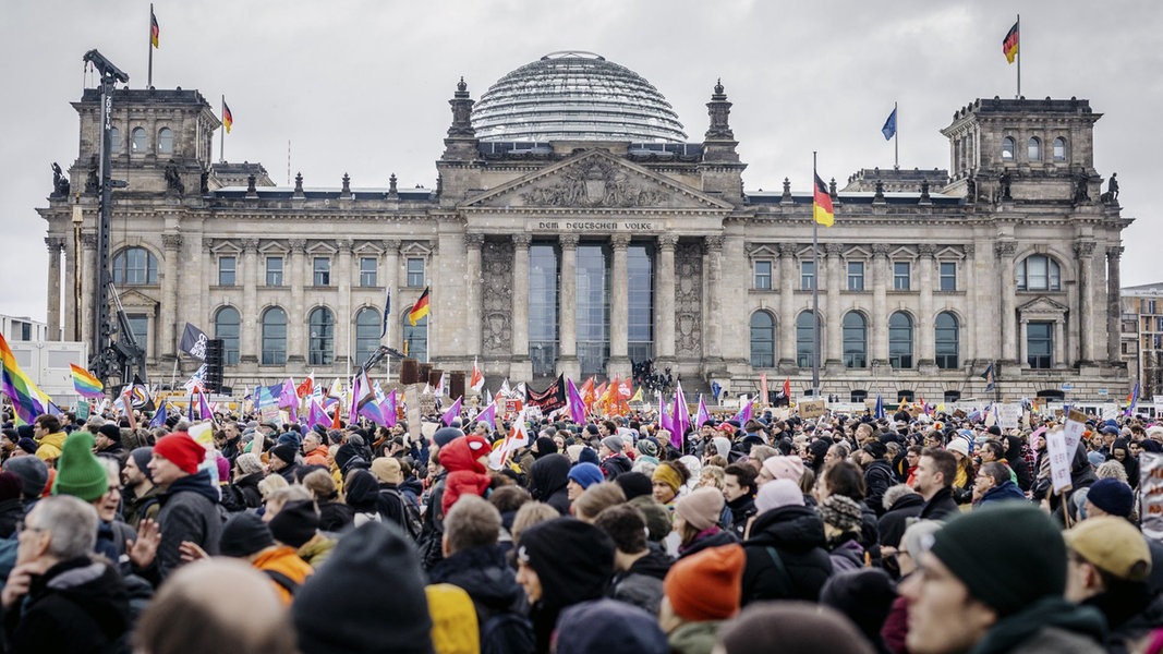 Demonstration gegen Rechtsextremismus vor dem Reichstag