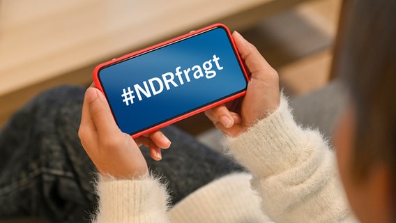 Zwei Hände halten ein Smartphone auf dem "#NDRfragt" steht. © panthermedia Foto: prathanchorruangsak