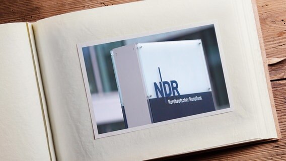 Bild eines NDR Schildes in einem klassischen Fotoalbum. © fotolia, NDR Foto: Halfpoint