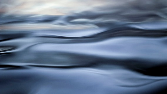 Abstrakte Wellen in Blau und Grautönen © photocase.de Foto: LBP
