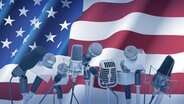 Diverse Mikrofone vor der Flagge der USA. © fotolia Foto: sveta, awenart