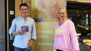 Sänger Alexander Helmer und Moderatorin Silke Liniewski © NDR Foto: Jasmin Janosch