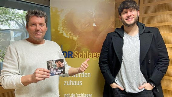 Der Sänger Alexander Jahnke zu Gast bei Moderator Karsten Gross im NDR Schlager Studio © NDR Foto: Wolf-Rüdiger Leister