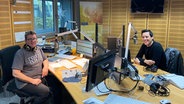 NDR Schlager Moderator Karsten Gross mit Andre Busse im Studio von NDR Schlager © NDR Foto: Jessica Schantin