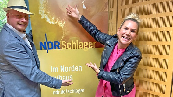 Der Sänger Art Garfunkel Jr. mit Moderatorin Kaya Laß am 27.07.2022 im NDR Schlager Studio © NDR Foto: Wolf-Rüdiger Leister
