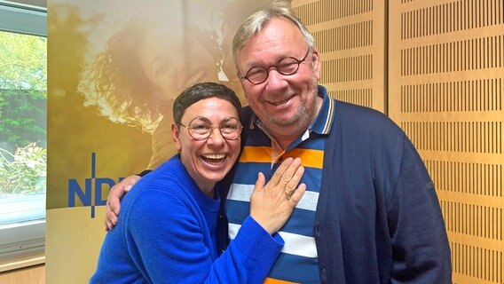 Der Sänger und Entertainer Bernd Stelter zu Gast bei Moderatorin Martina Gilica im NDR Schlager Studio © NDR Foto: Wolf-Rüdiger Leister