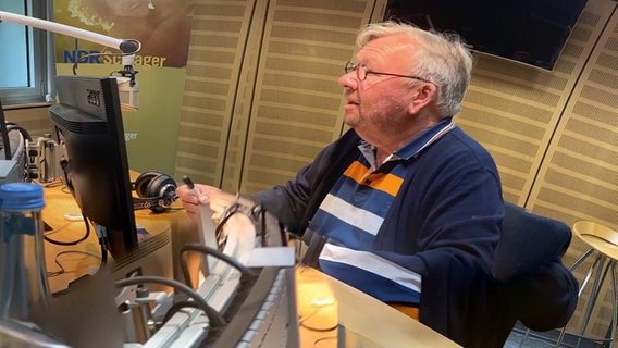 Der Sänger und Entertainer Bernd Stelter zu Gast bei Moderatorin Martina Gilica im NDR Schlager Studio © NDR Foto: Wolf-Rüdiger Leister