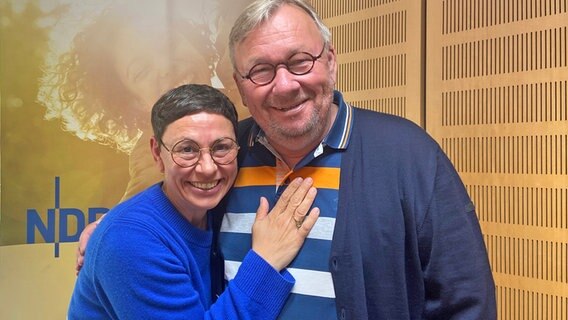 Der Sänger und Entertainer Bernd Stelter zu Gast bei Moderatorin Martina Gilica im NDR Schlager Studio Der Sänger und Entertainer Bernd Stelter zu Gast bei Moderatorin Martina Gilica im NDR Schlager Studio © NDR Foto: Wolf-Rüdiger Leister