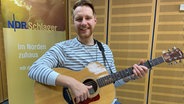 Chris Cronauer mit Gitarre am 22.03.2022 im NDR Schlager Studio © NDR Foto: Wolf-Rüdiger Leister
