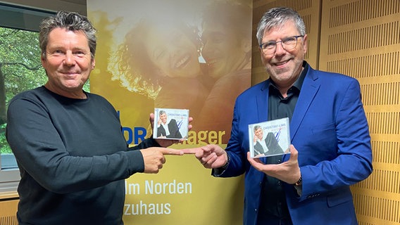 Der Sänger Christian Lais im NDR Schlager Studio mit Moderator Karsten Gross © NDR Foto: Wolf-Rüdiger Leister