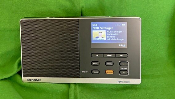 Ein eingeschaltetes Dabbi DAB+ Radio mit NDR Schlager Stations-Taste. © NDR Foto: Wolf-Rüdiger Leister