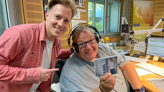 Der Sänger Daniel Sommer bei Michael Thürnau im NDR Schlager Studio © NDR Foto: Wolf-Rüdiger Leister