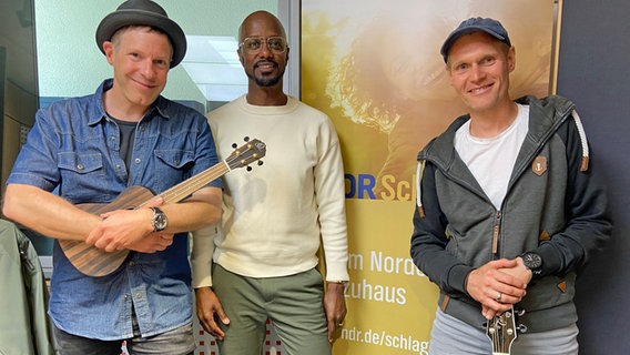 Christopher Garbers (links) und Gunnar Schmidt (rechts) vom Gesangs-Duo "Die JunX" mit Moderator Yared Dibaba im NDR Schlager Studio am 08.06.2022 © NDR Foto: Wolf-Rüdiger Leister