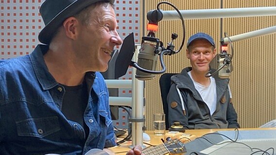 Christopher Garbers (links) und Gunnar Schmidt (rechts) vom Gesangs-Duo "Die JunX" im NDR Schlager Studio am 08.06.2022 © NDR Foto: Wolf-Rüdiger Leister