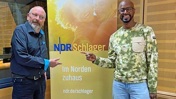 Der Musiker und Sänger Dirk Krause (links) bei Yared Dibaba im NDR Schlager Studio © NDR Foto: Wolf-Rüdiger Leister