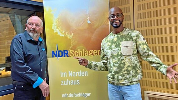 Der Musiker und Sänger Dirk Krause (links) bei Yared Dibaba im NDR Schlager Studio © NDR Foto: Wolf-Rüdiger Leister
