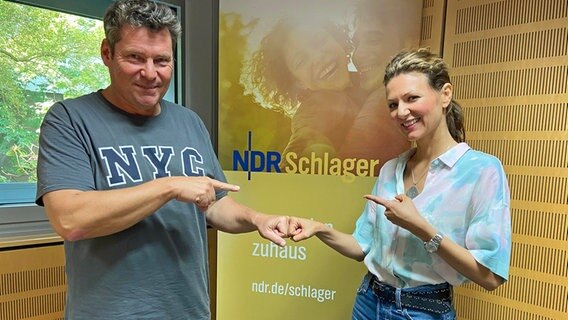 Die Sängerin und Schauspielerin Ella Endlich mit Moderator Karsten Gross im NDR Schlager Studio am 17.06.2022 © NDR Foto: Wolf-Rüdiger Leister