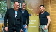 Das Duo Fantasy - Martin (links) und Freddy (rechts) - zusammen mit  Moderator Carsten Thiele im NDR Schlager Studio im Januar 2023 © NDR Foto: Wolf-Rüdiger Leister