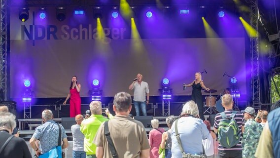 Das Schlager-Trio WIND auf der NDR Schlager Bühne beim Tag der Niedersachsen 2022 in Hannover © NDR / Axel Herzig Foto: Axel Herzig