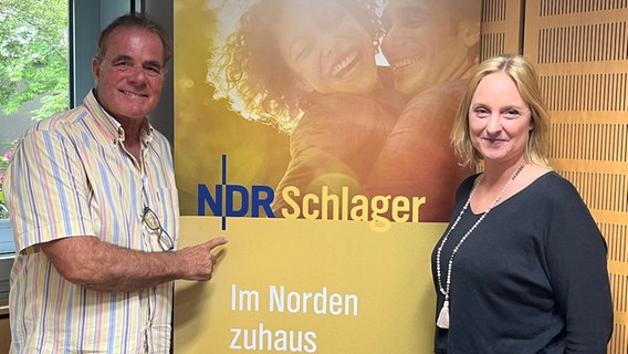 Sänger Hein Simons und Moderatorin Silke Liniewski im Studio von NDR Schlager © NDR Schlager Foto: Milena Runne-Peuckert