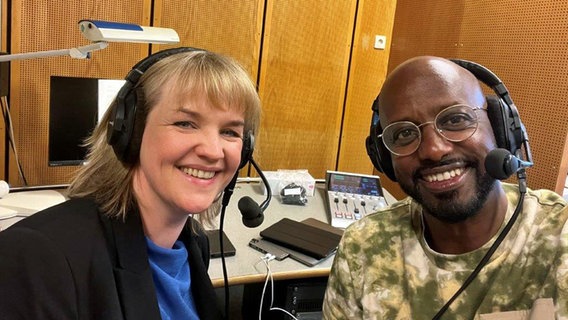 Die Sängerin Insina Lüschen bei Platt Schnack Mucke mit Yared Dibaba im NDR Schlager Studio. © NDR Foto: Yared Dibaba