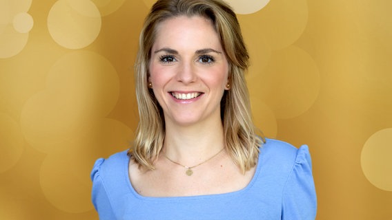 Die Moderatorin Isabel Eulenstein vor einem gelben Hintergrund © NDR Foto: Andrea Seifert