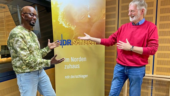 Der Musiker und Sänger Jan Cornelius (rechts) bei Yared Dibaba im NDR Schlager Studio © NDR Foto: Wolf-Rüdiger Leister