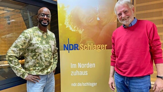 Der Musiker und Sänger Jan Cornelius (rechts) bei Yared Dibaba im NDR Schlager Studio © NDR Foto: Wolf-Rüdiger Leister