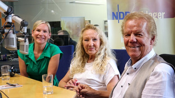 Judith und Mel sind bei Kaya Laß im Studio zu Gast. © NDR Foto: Luisa Müller