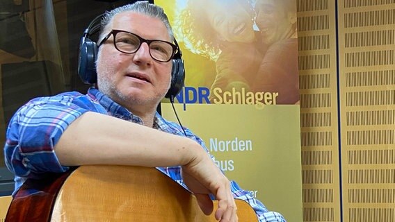 Moderator Yared Dibaba mit Musiker Lars Köster alias Knipp Gumbo © NDR Foto: Wolf-Rüdiger Leister