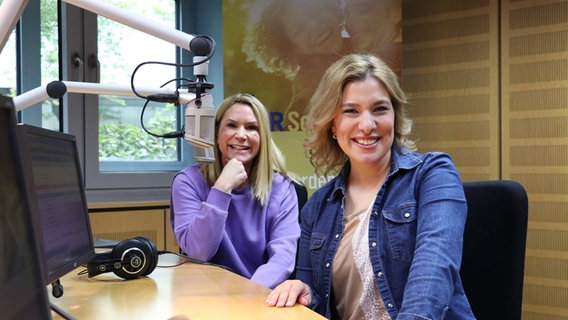 Moderatorin Kaya Laß und Sängerin Laura Wilde im NDR Schlager Studio. © NDR Foto: Luisa Mülller / Jasmin Janosch