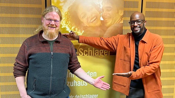 Der Sänger Marcus "Bruni" Bruns mit Moderator Yared Dibaba im NDR Schlager Studio Der Sänger Marcus "Bruni" Bruns mit Moderator Yared Dibaba im NDR Schlager Studio © NDR Foto: Ilka Brüggemann