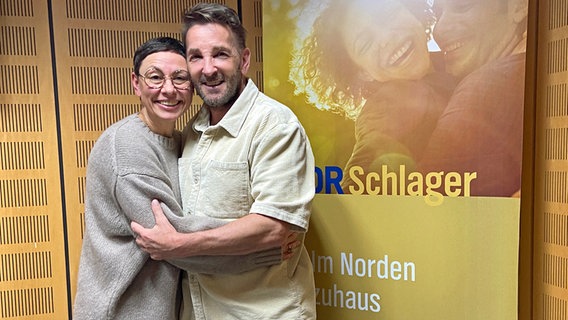 Sänger und TV-Star Mark Keller zu Gast bei Martina Gilica im NDR Schlager Studio © NDR Foto: Wolf-Rüdiger Leister
