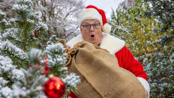 Michael Thürnau als Weihnachtsmann im Schnee © NDR Foto: Axel Herzig