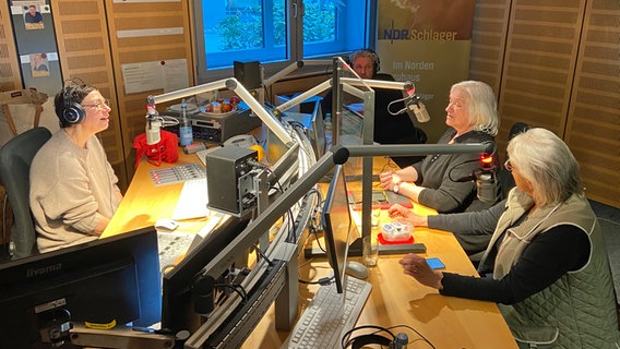 Die Freunde von NDR Schlager - Erika Uster und Sylvia Forberg - zu Gast bei Martina Gilica und Carsten Thiele im Studio © NDR Foto: Wolf-Rüdiger Leister