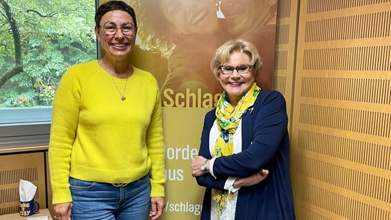 Sängerin Peggy March steht neben Moderatorin Martina Gilica am 07.07.2022 im Studio von NDR Schlager © NDR Foto: Thorsten Küppers