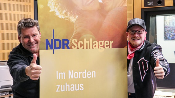 Der Sänger Art Garfunkel Junior bei Karsten Gross zu Gast im NDR Schlager Studio. © NDR Foto: Luisa Müller