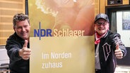 Der Sänger Art Garfunkel Junior bei Karsten Gross zu Gast im NDR Schlager Studio. © NDR Foto: Luisa Müller