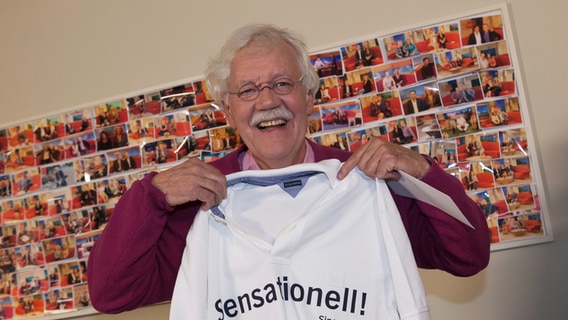 Carlo von Tiedemann hält ein Shirt mit der Aufschrift sensationell © NDR 