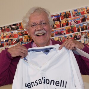 Carlo von Tiedemann hält ein Shirt mit der Aufschrift sensationell © NDR 