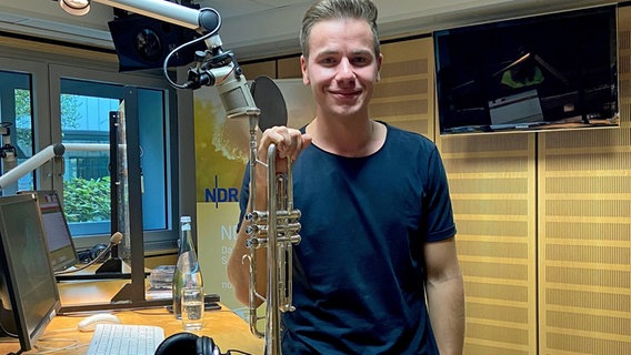 Sänger und Musiker Eric Philippi am 14.09.2021 zu Gast im NDR Schlager Studio in Hannover © NDR Foto: Wolf-Rüdiger Leister